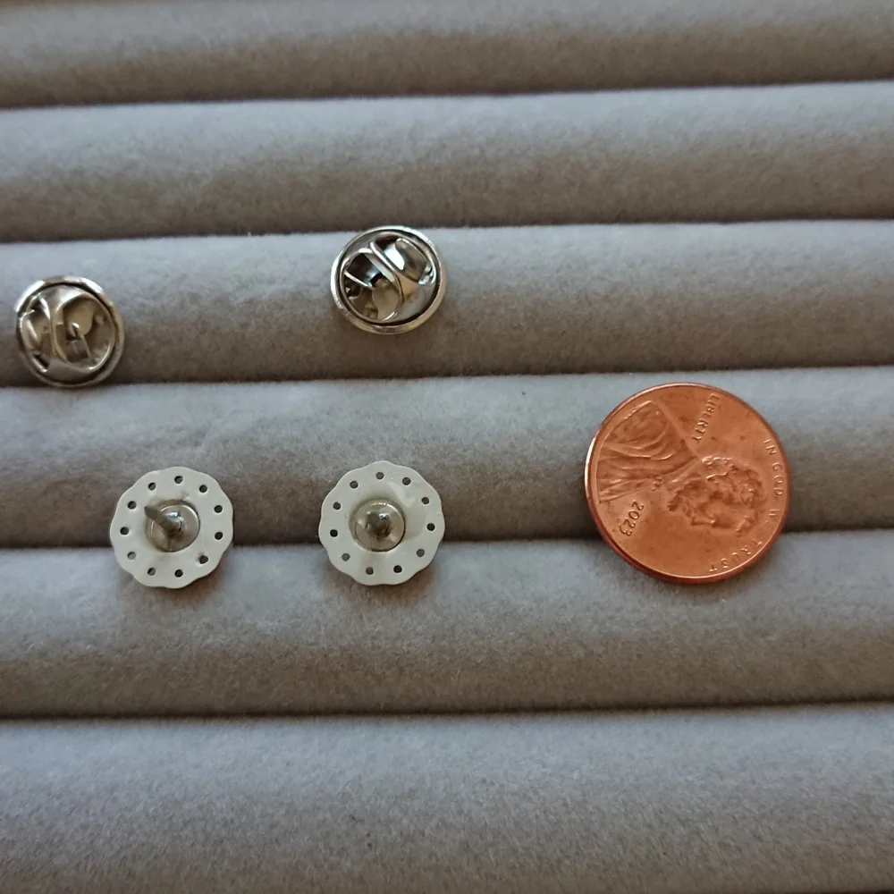 Elegant Gold tone and faux Pearl surrounded by a chain link border brooch/pins